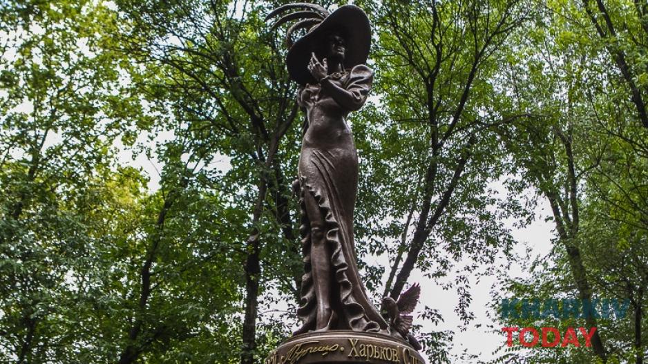 В сквере на Тринклера открыли памятник Гурченко.