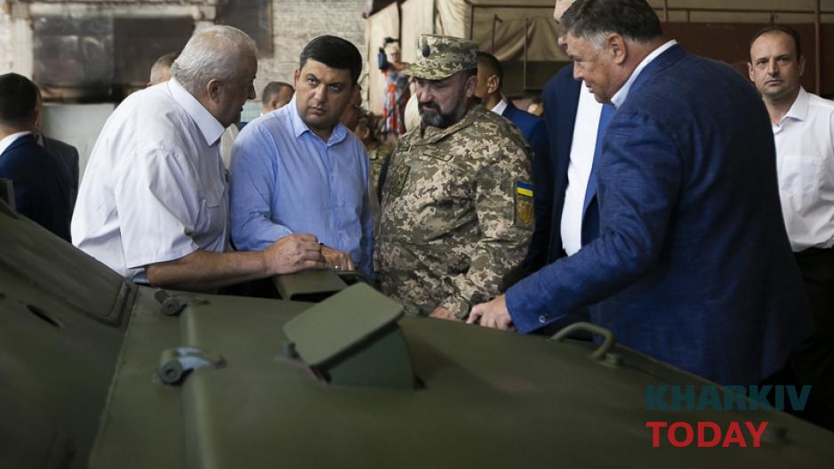 Гройсман осмотрел цеха ЛКМЗ.