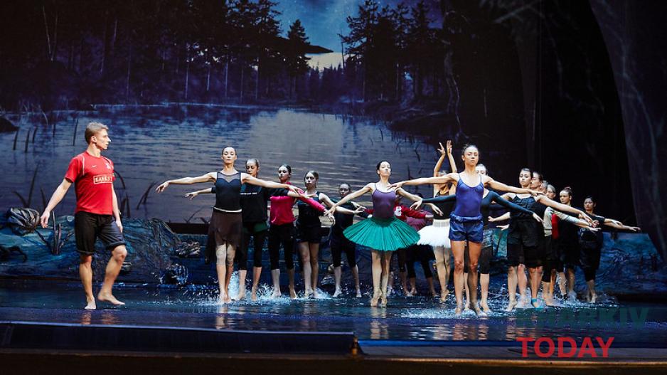 лебединое озеро на воде. Фото: Сергей Козлов / KHARKIV Today лебединое озеро на воде. Фото: Сергей Козлов / KHARKIV Today