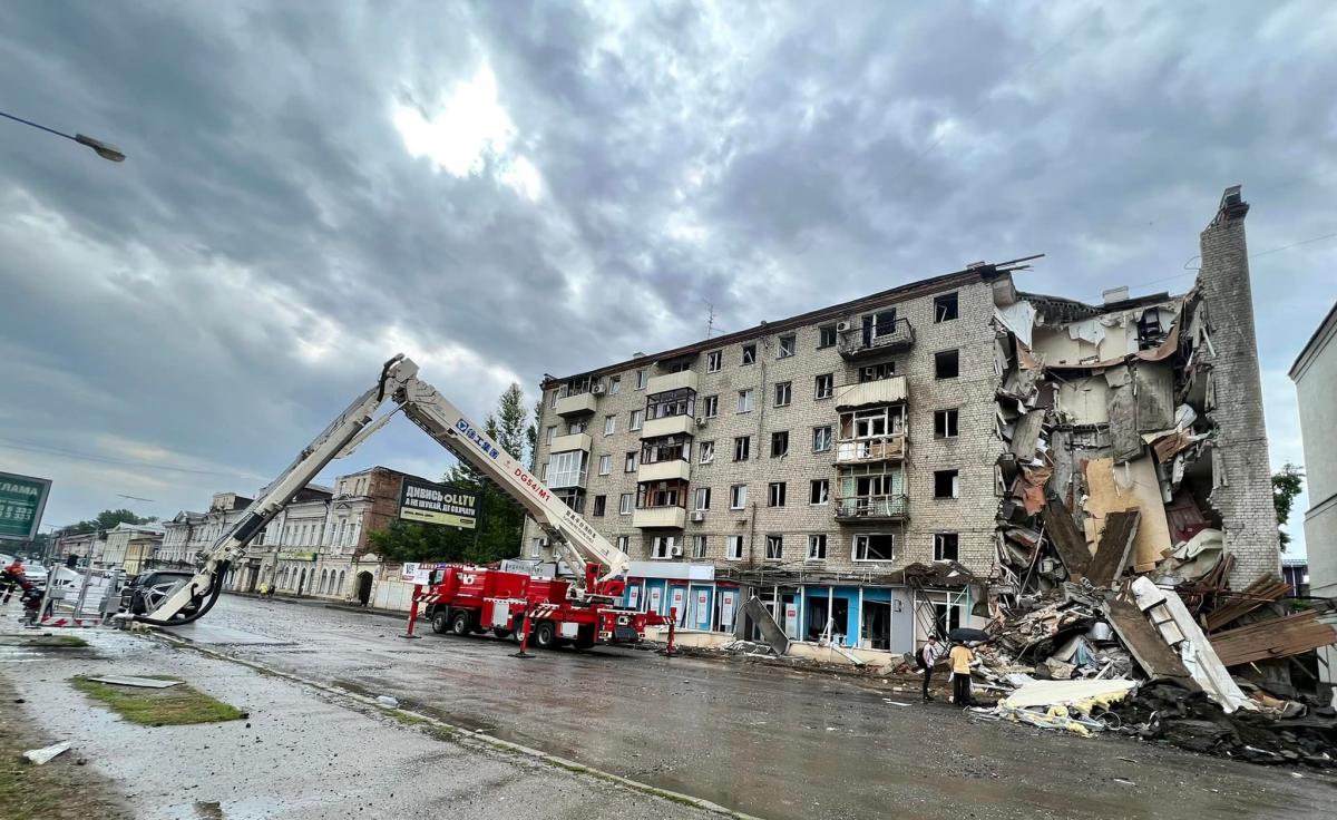 Российская ракета разрушила жилой дом в центре Харькова