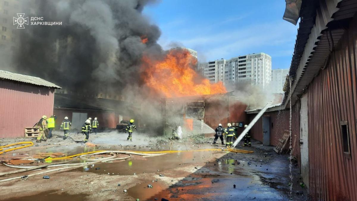 В Харькове — масштабный пожар возле жилых домов