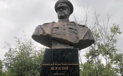 Бюст маршала Жукова в Харькове