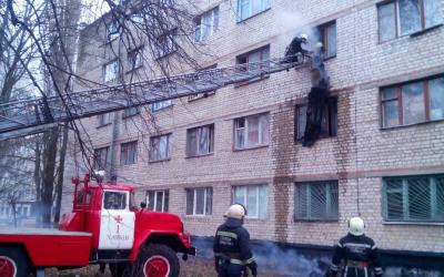 Спасатели тушили пожар в студенческом общежитии. Фото: ГСЧС