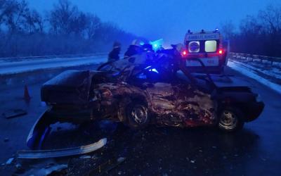 Выжившего водителя в ДТП в Изюмском районе перевели в харьковскую "неотложку". Фото: ГСЧС