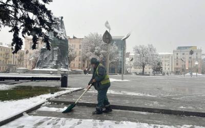 Двірник прибирає сніг