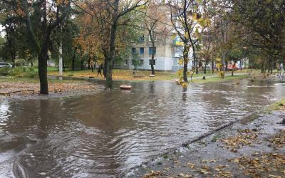 В Харькове периодически забиваются ливневки.