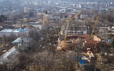 Зоопарк до сих пор закрыт на реконструкцию, а животными покупают бананы по 95 гривен. Фото: KHARKIV Today.