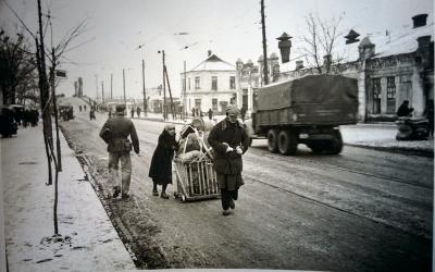 На фото видно, как оборудовали детскую кроватку на подшипники-колесики - для перевозки баулов по снегу и льду улиц.
