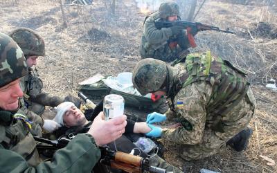 На Донбассе ранен украинский боец