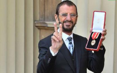 Экс-барабанщика группы The Beatles Ринго Старра посвятили в рыцари. Фото: comments.ua