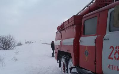 В Харьковской области из снежных переметов вытащили 11 автомобилей. Фото: ГСЧС