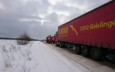 Спасатели вытащили грузовик из снежного заноса. Фото: ГСЧС