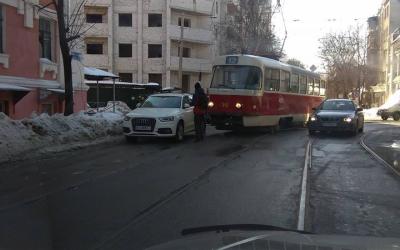 В Харькове внедорожник загородил трамвайные пути. Фото: KHARKIV Today