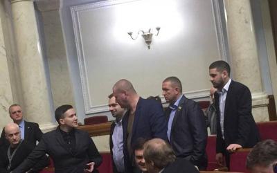 Савченко вывели из парламента.