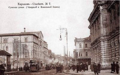 Слева - Северный (Азиатский) банк, после нападения на который анархистов были закрыты и другие местные банки