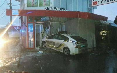 На Барабашово патрульный въехал в торговый павильон.
