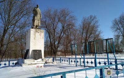 Вандалы украли чугунные плиты с братской могилы.