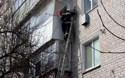 Девочка закрыла бабушку на балконе.