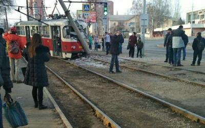 На Клочковской трамвай врезался в столб.
