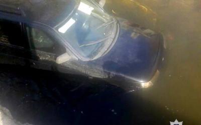 В Харьковской области утонул автомобиль.