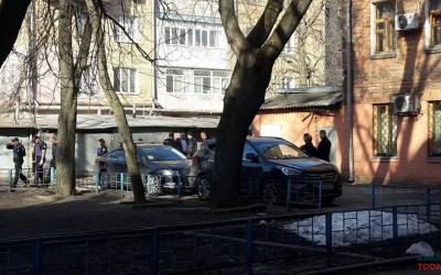 Во время стрельбы в центре Харькова пострадали двое людей.
