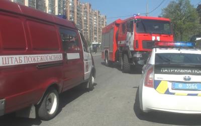 Харьковчанин бросил окурок и поджег балкон. Фото: ГСЧС в Харьковской области