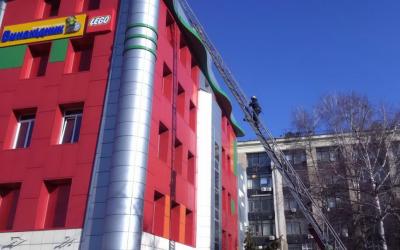 Во время учений в ТРЦ эвакуировали пять человек Фото: ГСЧС в Харбковской области