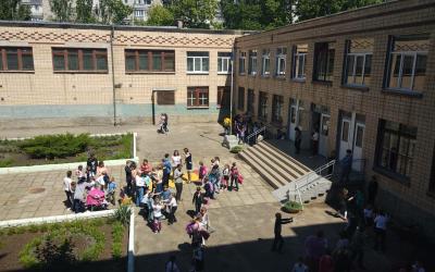 В Николаевской школе распылили неизвестный аэрозоль. Фото: ГСЧС