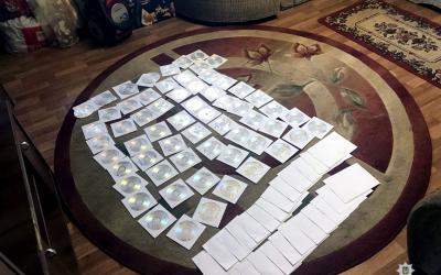 Харьковские полицейские задержали мужчину за распространение порнографии. Фото: ГУНП