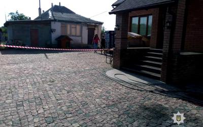 Во дворе частного дома взорвался неизвестный предмет. Фото: ГУ НП в Харьковской области