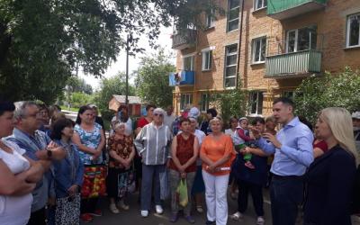 Роман Семенуха встретился в Балаклее с местными жителями. Фото: Яна Довгань.
