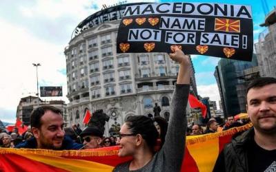 В столице Македонии вышли на акция протеста из-за нового названия страны. Фото: znaj.ua