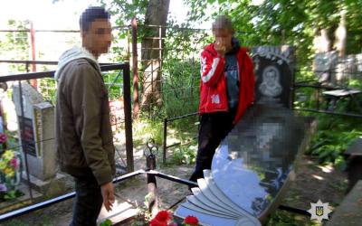 Двое подростков повредили семь надгробий на кладбище в Харькове. Фото: ГУ НП в Харьковской области