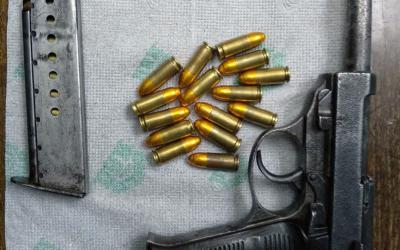 Полицейские нашли у пассажира метро пистолет.