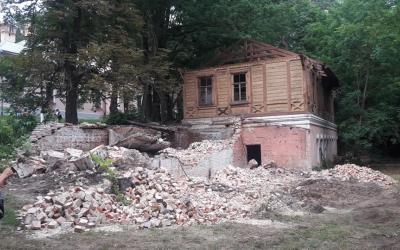 В Харьковской области по кирпичу разбирают старинную усадьбу. Фото: Сергей Козуб / facebook.com