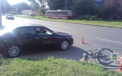 В Харькове автомобиль сбил велосипедиста. Фото: Патрульная полиция Харькова