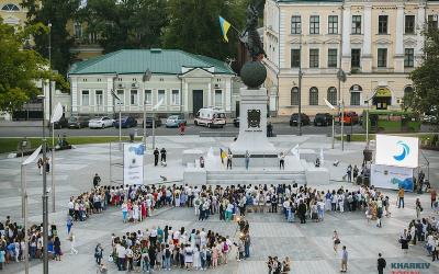 Учителя со всей Украины установили национальный рекорд в Харькове. Фото: Кjнстантин Чегринский / KHARKIV TodayУчителя со всей Украины установили национальный рекорд в Харькове. Фото: Кjнстантин Чегринский / KHARKIV Today