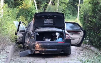 Автомобиль взорвался во время движения. Фото hk.npu.gov.ua