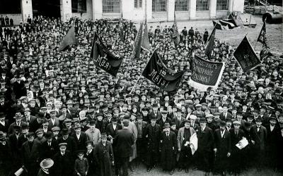 Демонстрация работников завода "В. Э. К." 1 мая 1917 года