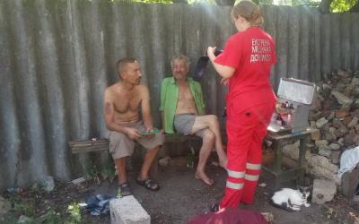 Спасатели вынесли из горящего дома двоих мужчин в бессознательном состоянии. Фото: ГСЧС в Харьковской области