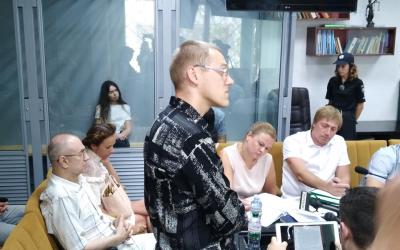 Эксперт из салона Lexus снимал показания бортового компьютера после ДТП на Сумской. Фото: KHARKIV Today.
