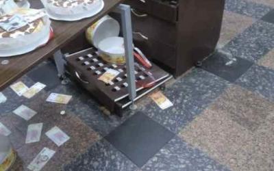 Неизвестные поломали мебель в холле офиса НАБУ. Фото: РБК-Украина
