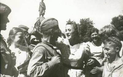 Встреча жителей Харькова с войсками Красной армии, освобождавшими город. 30 августа 1943 года.