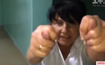 Медсестра таскала ребенка за волосы.