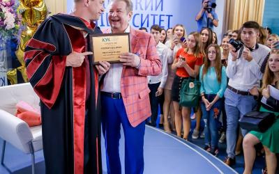 Голливудский актер стал профессором киевского университета. Фото: Укринформ