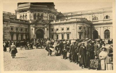 Очередь в ожидании трамвая на харьковском вокзале летом 1918 года. Немецкая фотография