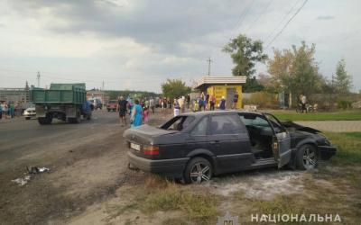 Иномарка протаранила остановочный павильон, где стояли люди. Фото: ГУ Нацполиции.