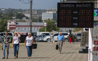 В большинстве обменок Харькова заявили курс 28,50 грн. Фото: KHARKIV Today.