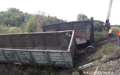 Поезд столкнулся с грузовыми вагонами.