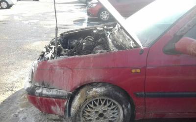 Предварительная причина возгорания - техническая неисправность авто. Фото: пресс-служба ГСЧС в Харьковской области